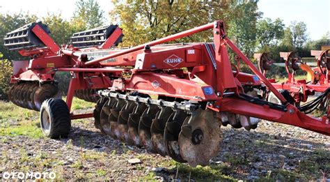 Brana talerzowa Kuhn Discover XM2 w pracy na polu