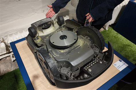 Infografika z kluczowymi etapami rozwoju robotów koszących Husqvarna