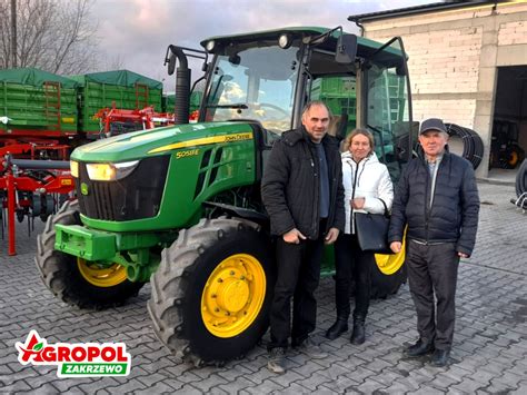 Zdjecie traktorka SAM, przedstawiające jego solidną konstrukcję w otoczeniu gospodarstwa