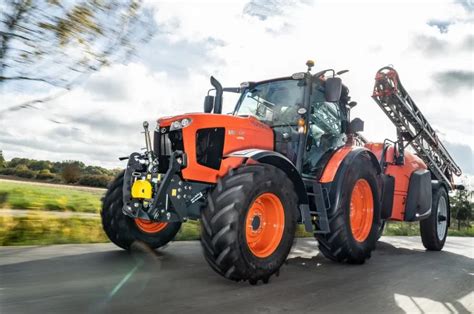 Zdjęcie ciągnika sadowniczego Kubota M6040N w akcji
