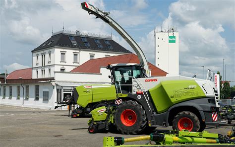 Pamiątkowe zdjęcie pracowników Claas Saulgau przed 250-tysięczną kosiarką Claas DISCO