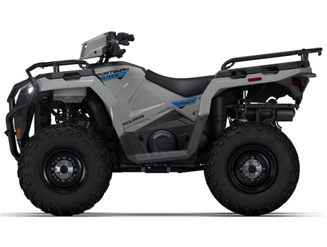Quad Polaris Sportsman 570 EPS z zamontowanym pługiem śnieżnym, gotowy do pracy
