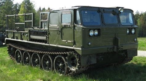 Zdjęcie ciągnika ATS-59G z improwizowanym pancerzem typu 