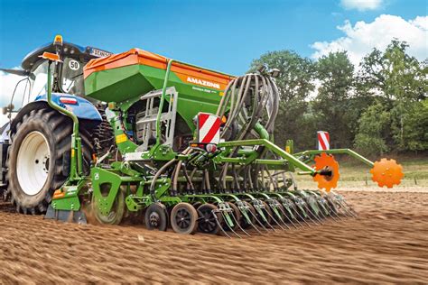 Zdjęcie agregatu uprawowo-siewnego Amazone w pracy na polu