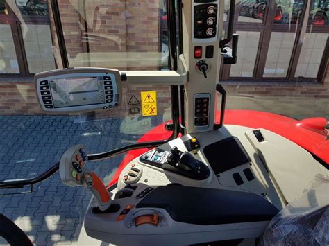 Wnętrze kabiny ciągnika Massey Ferguson serii 6600 z widoczną konsolą i dźwignią Power Control
