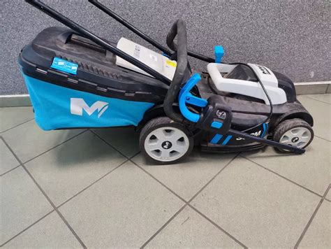 zdjęcie kosiarki elektrycznej MacAllister 1300W w trakcie pracy