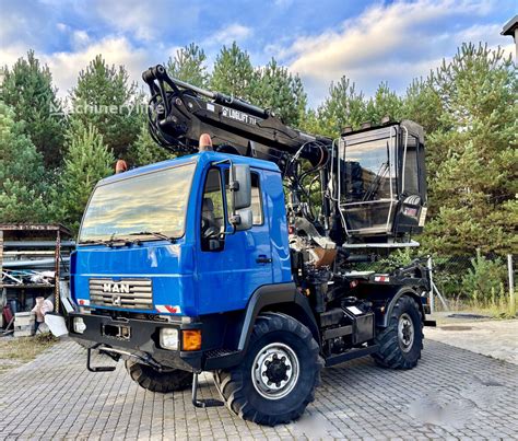 Schemat techniczny umieszczenia wieży z komponentami hydraulicznymi za kabiną ciągnika MAN