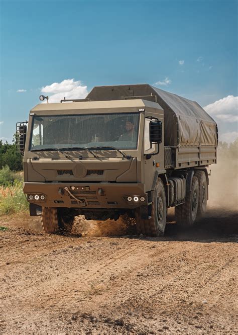 Tatra Force nowej generacji na tle krajobrazu wojskowego