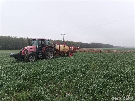 Zdjęcie opryskiwacza TAD-LEN w akcji na polu lub w sadzie.