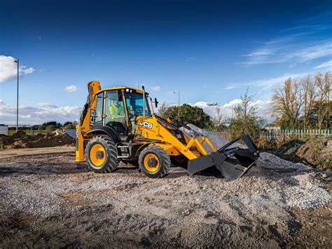 JCB koparko-ładowarka w akcji z widocznym ramieniem koparkowym