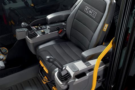 Wnętrze kabiny Command Plus ładowarki JCB, prezentujące ergonomię i widoczność