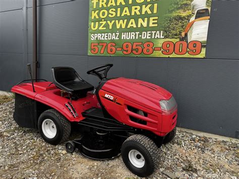 Traktorek ogrodowy z silnikiem Briggs & Stratton koszący trawę