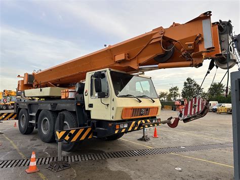 Detailed diagram of a mobile crane's chassis and engine components (Grove GMK 3050 example)