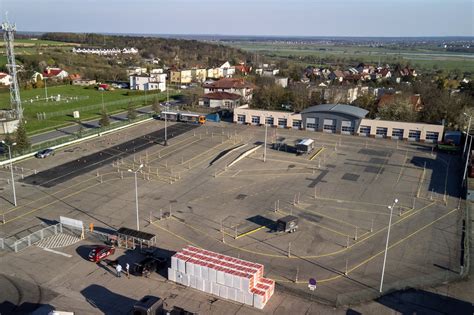 Zdjęcie placu manewrowego z wózkami widłowymi podczas szkolenia