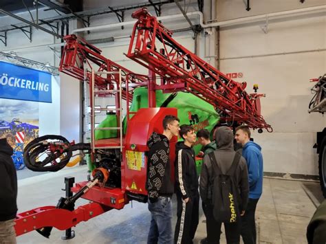 Zdjęcie opryskiwacza Goliat na stoisku targowym Agrotech