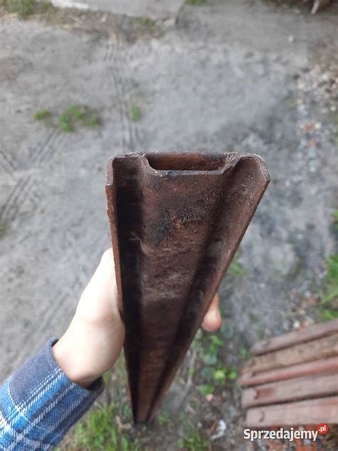 zbliżenie na spinkę listwy rozrzutnika