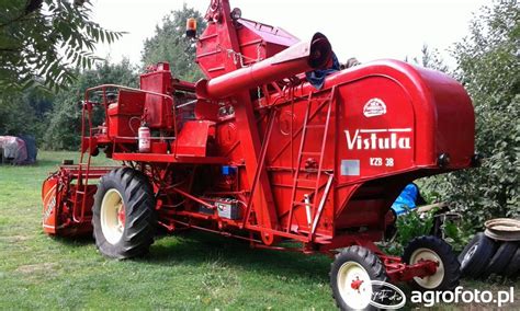 Zdjęcie kombajnu Vistula KZB-3B z widocznym zbiornikiem na zboże