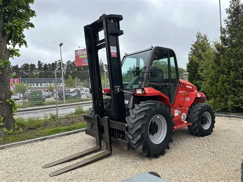 Zdjęcie wózka widłowego Manitou M 40-4 w akcji na placu budowy
