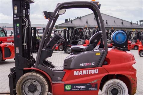 Infografika przedstawiająca napęd 4x4 w wózku widłowym Manitou M 40-4