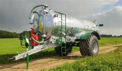 Współczesny beczkowóz asenizacyjny w akcji na polu