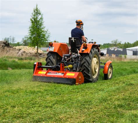 kosiarka bijakowa w akcji, kosząca wysokie zarośla