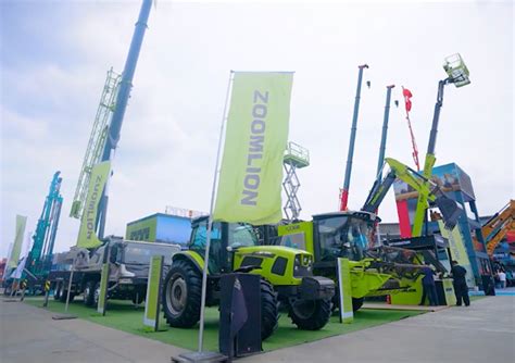 Zdjęcie ciągnika Zoomlion na stoisku targowym, prezentujące nową stylistykę i jakość wykonania