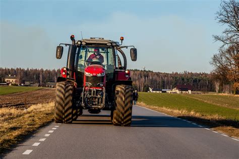 Infografika przedstawiająca zasady wyprzedzania ciągnika rolniczego oraz ograniczenia prędkości