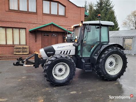 Nowoczesny ciągnik drogowy Lamborghini R3 EVO.110 z zamontowanym osprzętem