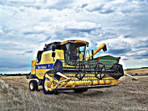 kombajn zbożowy New Holland TC 5070 podczas pracy na polu