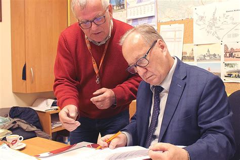 Janusz Kosman z firmy Armax i Janusz Mazur z gminy Kobiór podpisują umowę