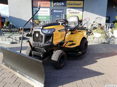 Traktor ogrodowy wielozadaniowy z pługiem śnieżnym