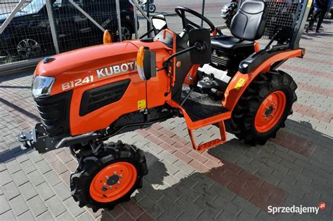 Traktor karczownik 4x4 na pochyłym terenie