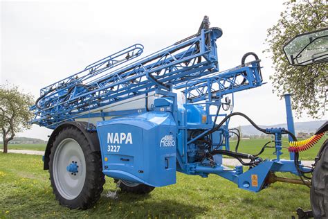 Opryskiwacz Agrio Napa 3924 na targach Agrotech 2023 z widocznym pneumatycznym amortyzowaniem osi.