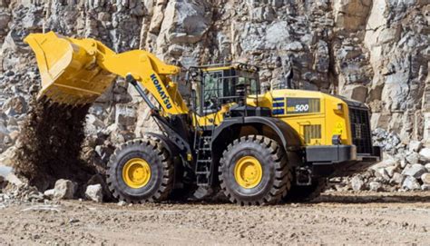 zdjęcie poglądowe ładowarki kołowej Komatsu WA470 w trakcie pracy na placu budowy