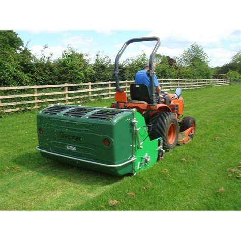 Comparison photo of a garden tractor with a grass collector and one designed for mulching