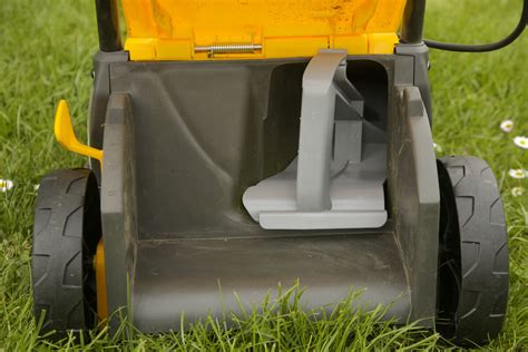 Photo of a versatile lawnmower with interchangeable functions (mulching plug, grass collector)