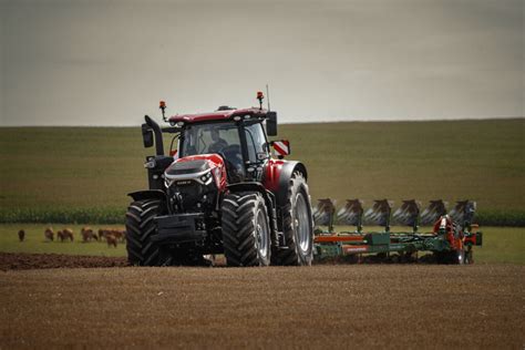 Tematyczne zdjęcie ciągnika Case IH pracującego w polu
