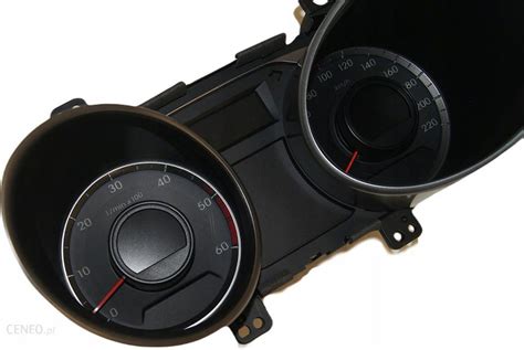 Zestaw wskaźników w kabinie Ares 816RZ