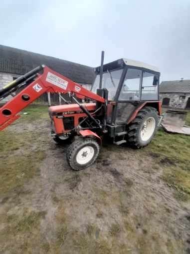 Zetor 7211 z zamontowanym ładowaczem czołowym (zdjęcie)