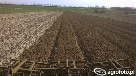 Zdjęcie porównujące efekt pracy: pole po orce pługiem lemieszowym vs pole po pracy pługiem dłutowym.