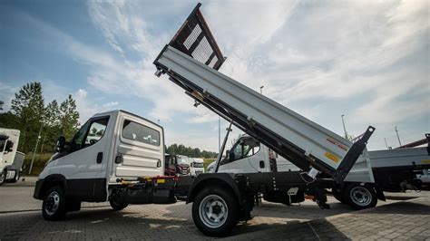 Zdjęcie przedstawiające IVECO Daily w wersji z zabudową wywrotką trójstronną