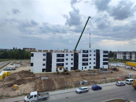 Zdjęcie placu budowy we Włocławku z pracującą minikoparką