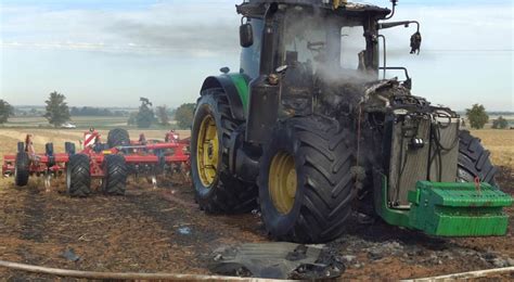 Ciągnik New Holland w akcji podczas prac polowych
