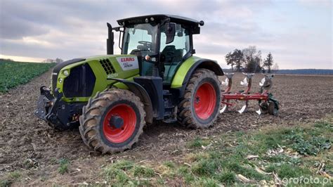 Ciągnik Claas Arion 610 z widoczną kabiną operatora