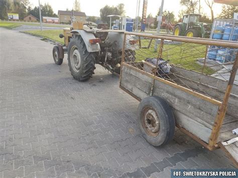 rolnik remontujący przyczepę