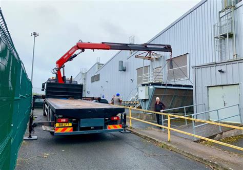Widok ogólny żurawia przeładunkowego HIAB w akcji