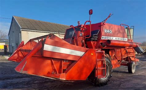 Massey-Ferguson 240 kombajn zbożowy w polu podczas pracy
