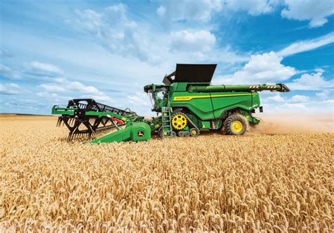 System rozdrabniania i rozprowadzania resztek pożniwnych w kombajnie John Deere