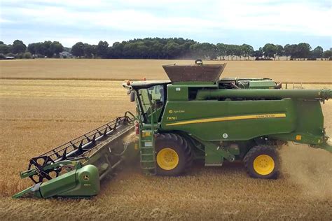 Kombajn John Deere T670 z systemem HillMaster pracujący na zboczu