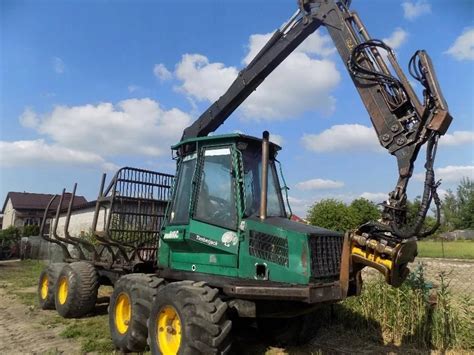 Zdjęcie archiwalne modelu Timberjack 200D w środowisku leśnym.